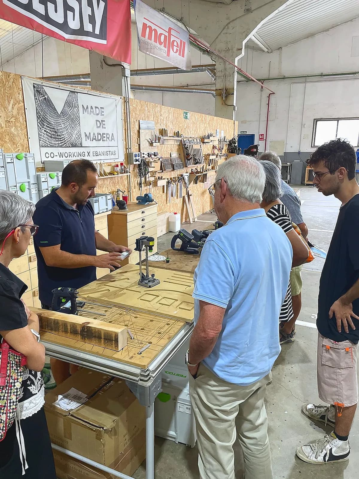 Taller de coworking de Made de Madera con maquinaria profesional