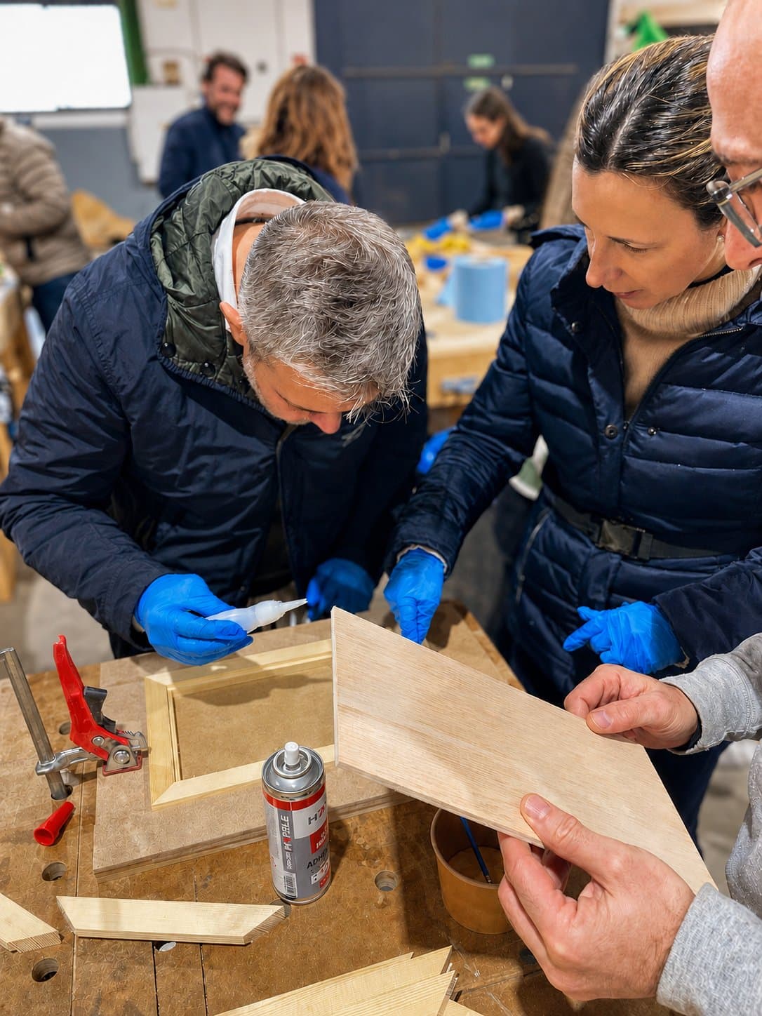 Equipo durante una experiencia de team building en el taller