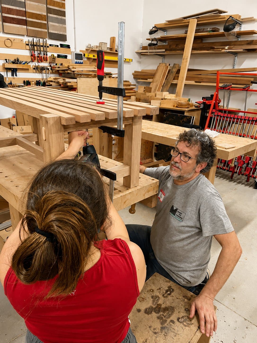 Alumno trabajando la madera en un curso de Made de Madera